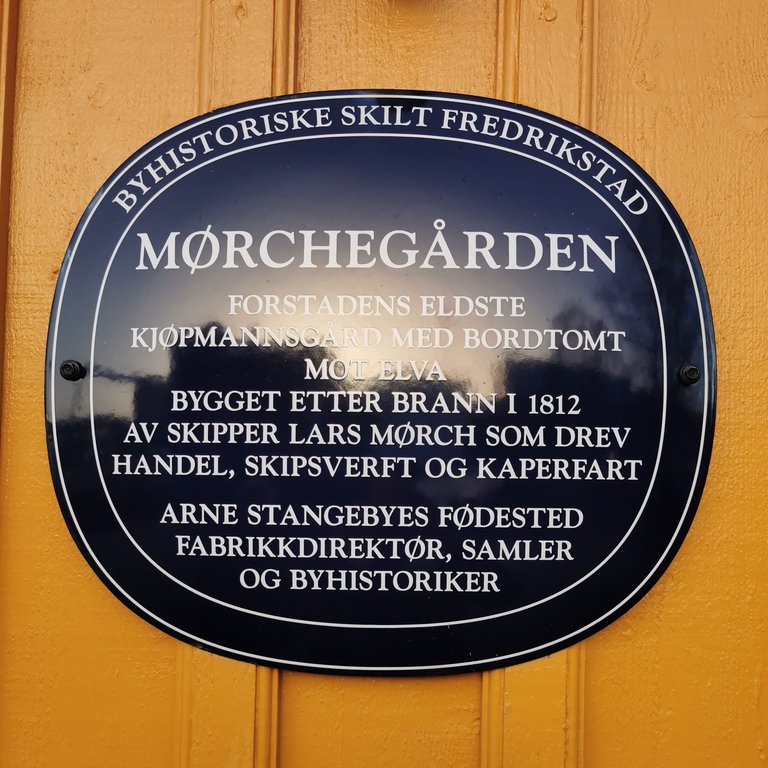 Bilde av et blått metallskilt i Fredrikstad, på Mørchegården