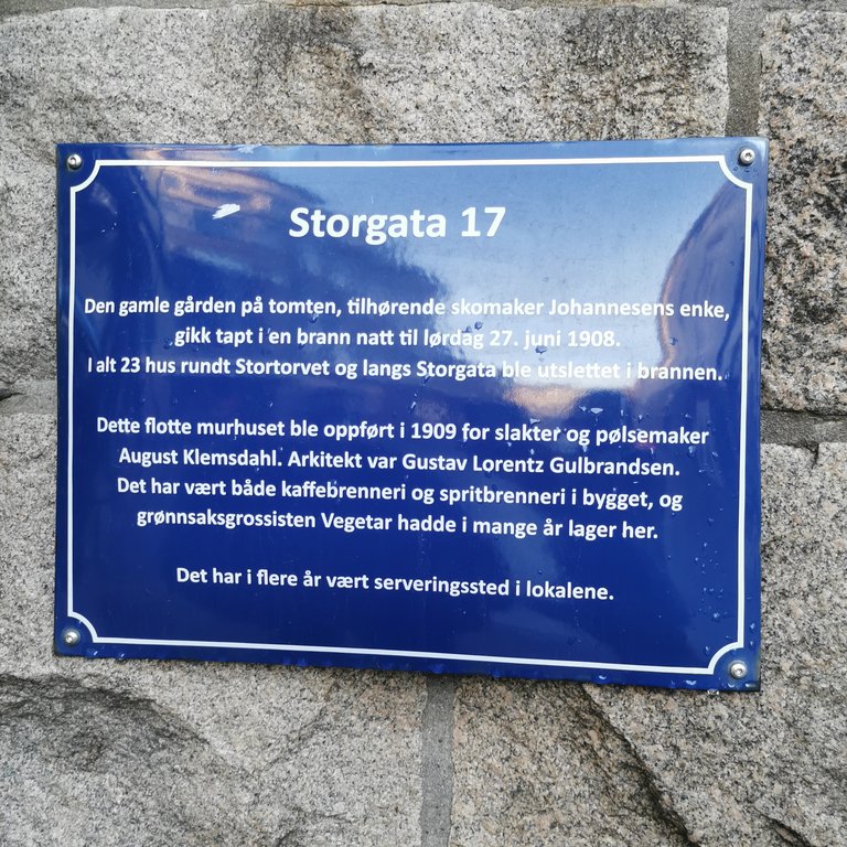 Bilde av et blått metallskilt i Fredrikstad, på Storgata 17