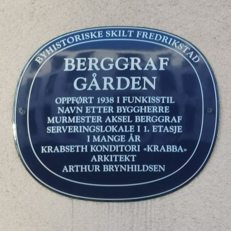 Bilde av et blått metallskilt i Fredrikstad, på Berggrafgården