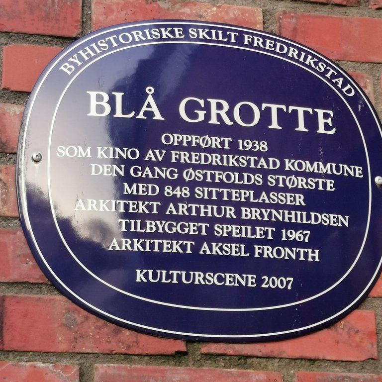 Bilde av et blått metallskilt i Fredrikstad, på Blå Grotte