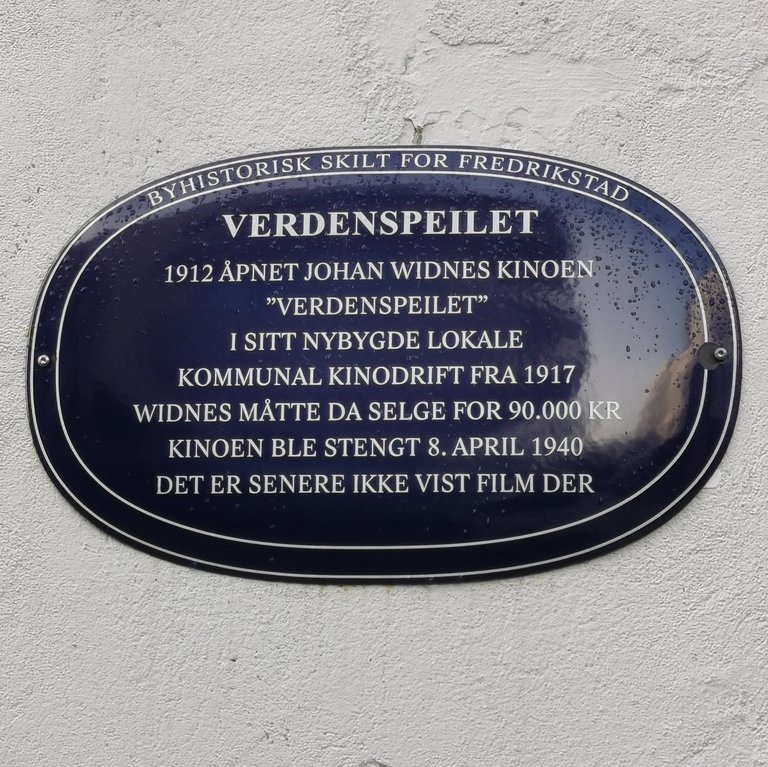 Bilde av et blått metallskilt i Fredrikstad, på Verdenspeilet