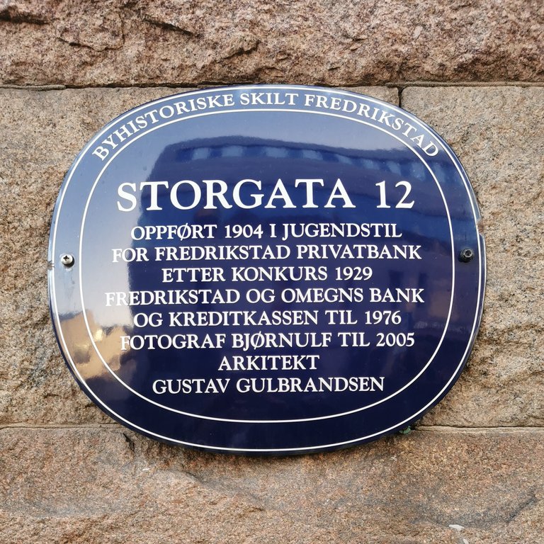Bilde av et blått metallskilt i Fredrikstad, på Storgata 12