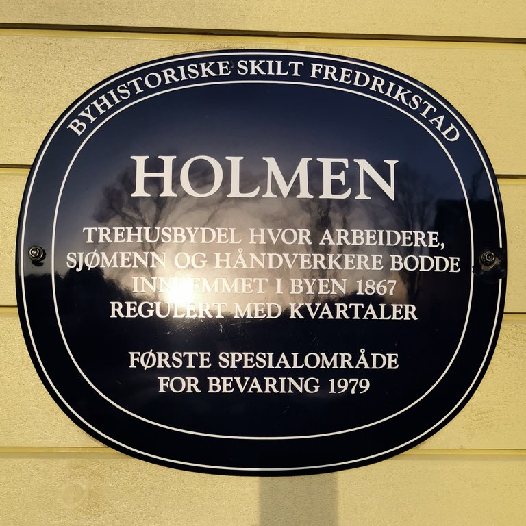 Bilde av et blått metallskilt i Fredrikstad, på Holmen eldresenter.