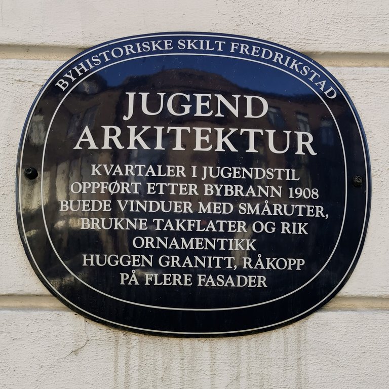 Bilde av et blått metallskilt i Fredrikstad, for jugendarkitekturen i området