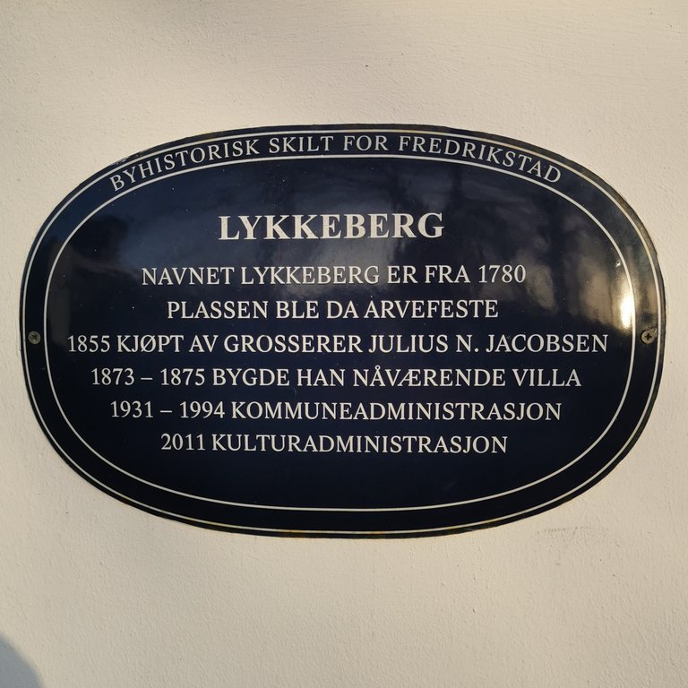 Bilde av et blått metallskilt i Fredrikstad, på Lykkeberg