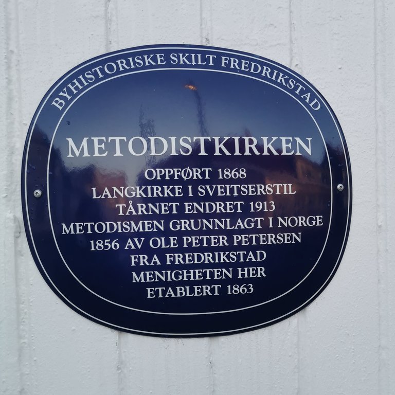 Bilde av et blått metallskilt i Fredrikstad, på Metodistkirken